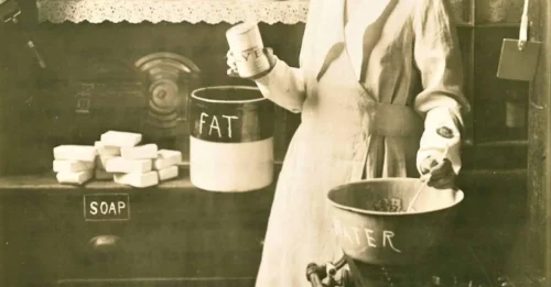 The horrific secret behind homemade soap bars during World War I (1917) – what you thought was waste was actually the main ingredient.