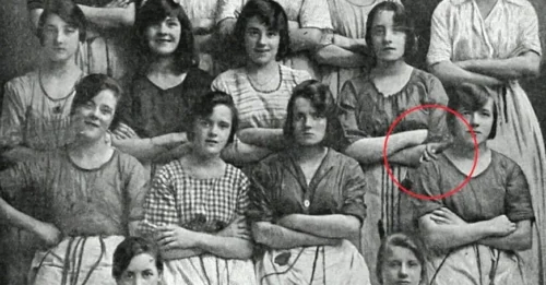 Belfast Mill Mystery: Haunting Black-and-White Photo Shows 'Impossible' Floating Hand