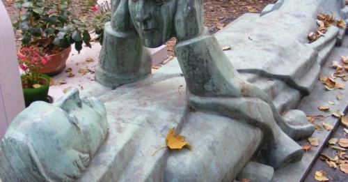 LOVE THAT DEFIES DEATH: Spooky Tomb Shows Man's Eternal Vigil Over His Beloved!