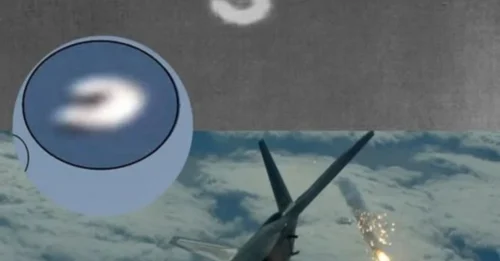 A newly surfaced photo shows a horseshoe UFO hovering over Canada—just moments before a US fighter jet allegedly shot it down.