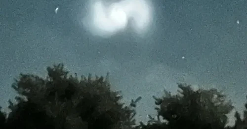 TERRIFYING NIGHT SKY: Mysterious Light Streak Sends Locals Into PANIC - What Is It?