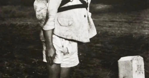 THE BOY WHO CARRIED HIS BROTHER TO THE PYRE: The UNFORGETTABLE Story Behind WWII's Most HEARTBREAKING Photo