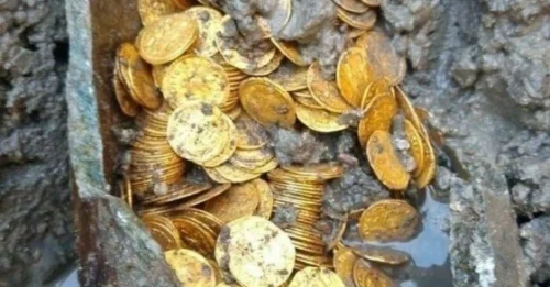Treasure Unearthed: Roman Amphora Filled with Gold Coins Found in Como, Italy