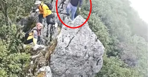 Momento de terror: un turista se lanza desde un acantilado de 130 pies mientras intenta tomarse una selfie mientras los espectadores gritan aterrorizados.