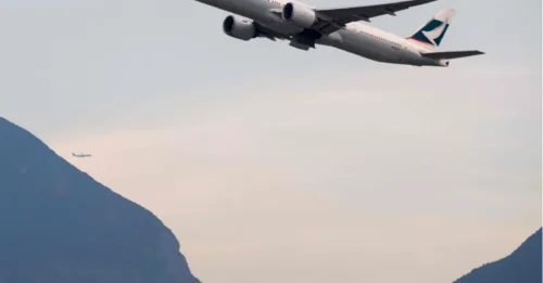 Pasajero de 20 años arrestado tras intentar abrir la puerta de un avión en pleno vuelo de Cathay Pacific