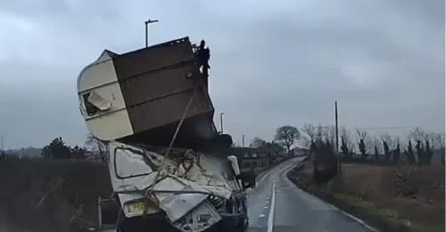 Impresionantes imágenes de cámaras de salpicadero muestran a conductores imprudentes en las carreteras británicas mientras miles de personas son captadas en una campaña