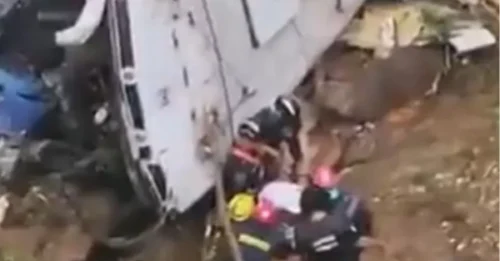 Terror en un viaje escolar: 16 alumnos muertos tras un accidente de autobús que se desplomó 76 metros por un enorme acantilado