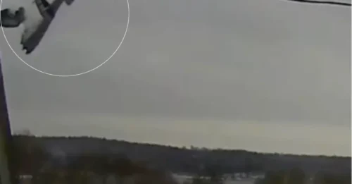 Momento dramático: el avión más grande del mundo se desmorona misteriosamente en el aire en un horrible accidente que mata a las 7 personas a bordo