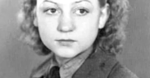 “THE BEAUTIFUL DEVIL” OF RAVENSBRÜCK SMIRKED AT TRIAL: The SHOCKING Crimes of Dorothea Binz and Her Final Words Before Execution Marked the End of Her Notorious Role 7
