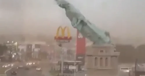Cataratas de la libertad! Momento de terror: la enorme 'Estatua de la Libertad' de 78 pies se derrumba en una brutal tormenta de 55 mph y se derrumba hasta el suelo.
