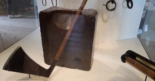 THE HISTORICAL REASON THE EXECUTIONER’S BLOCK HAD A CURVE: The DISTURBING SECRET of How This Unusual Invention “Helped” the Executioner and Affected the Condemned 7