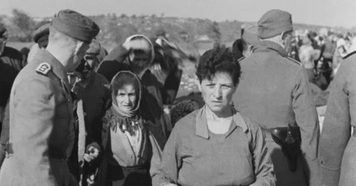 200,000 PEOPLE WITNESS 12 NAZI PERPETRATORS EXECUTED AT BABI YAR: The Final Moments of Those Held Responsible for the Killing of Nearly 150,000 Innocent People 7