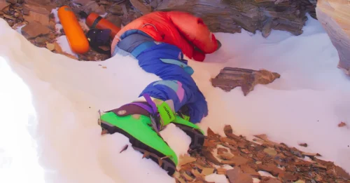 THE “CHILLING” RITUAL ON THE ROOF OF THE WORLD: The Journey to Conquer Everest Requires Climbers to Pass 7 “Silent Landmarks” — A Story That Made the World Pause