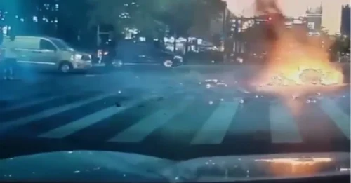 Reaparece el impactante video de una bicicleta eléctrica que estalla en llamas mientras circula por una carretera muy transitada y provoca el incendio del ciclista.