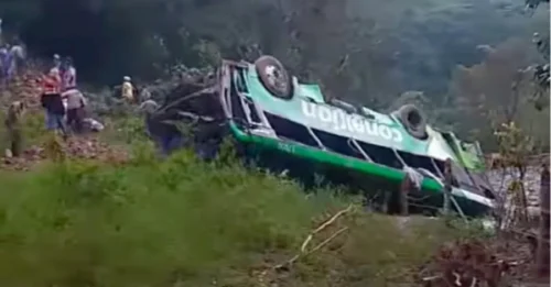DESASTRE DE AUTOBÚS! Ocho muertos y 19 heridos en un terrible accidente cuando un autobús se precipitó 180 metros y volcó por un terraplén en México.