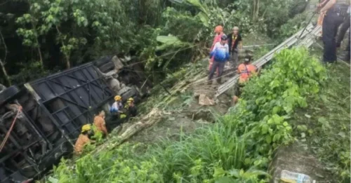 Al menos seis muertos y 20 heridos cuando un autobús se sale de la carretera y cae 9 metros por un barranco después de que el 