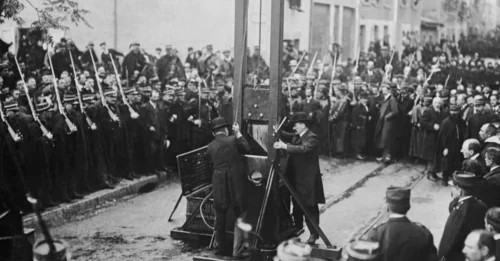 The HISTORICAL Reason Guillotine Victims Were Executed Face Down: The SOMBER Ritual of the Guillotine – Why the Condemned Never Saw the Blade Coming 7
