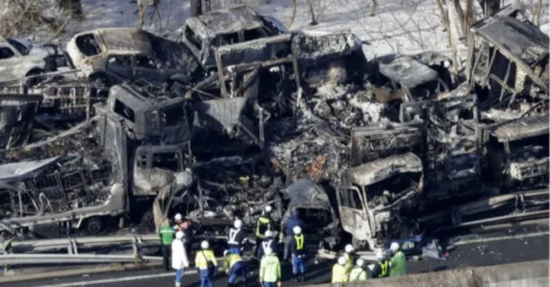 Horror: un choque masivo de 50 vehículos mata al menos a dos personas y provoca un gran incendio, mientras imágenes impactantes muestran las devastadoras consecuencias