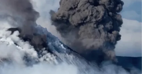 Imágenes asombrosas muestran al Monte Etna arrojando lava caliente mientras se mantiene la alerta amarilla y se advierte a los viajeros sobre el caos en los viajes.