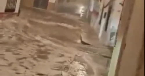 Alerta roja de 'peligro extremo' para el destino turístico británico mientras una terrible tormenta azota la Costa del Sol con inundaciones y granizo