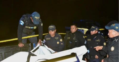TERROR EN EL AUTOBÚS! Un niño se encontraba entre los 15 pasajeros muertos cuando un autobús se hundió en un barranco de 76 metros de profundidad mientras los rescatistas sacaban a los sobrevivientes de los escombros.