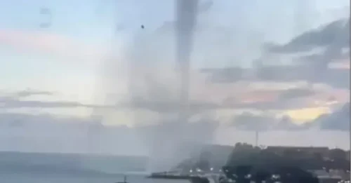 Momento en que la manga marina TORNADO arrasa el paseo marítimo turístico español, dañando embarcaciones de recreo y haciendo volar los muebles del restaurante.