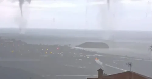 Momento en que tres tornados con mangas marinas golpean al mismo tiempo la costa de España en un extraño fenómeno natural