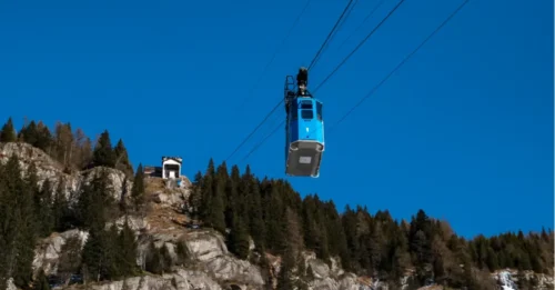 Dos heridos y más de 100 personas varadas al estrellarse un teleférico contra una barrera en una cumbre de 2.700 metros en Italia