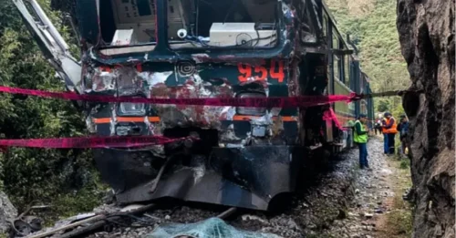Dos trenes turísticos repletos chocan en una horrible colisión frontal cerca de Machu Picchu, matando a una persona y hiriendo a decenas.