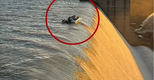 Momento de terror: Cuatro hombres se aferran a un bote en el borde de una presa de 130 pies mientras los rescatistas corren contra el tiempo para salvarlos.