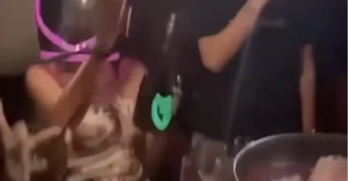 Momento en el que se originó el incendio en una discoteca suiza en Nochevieja que mató a 47 personas: un video muestra el techo incendiándose después de que un camarero levantara una bengala en una botella de champán.