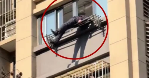 Momento impactante: un anciano se lanza desde un piso 15 y se salva milagrosamente gracias a una percha que cuelga de una ventana del apartamento.