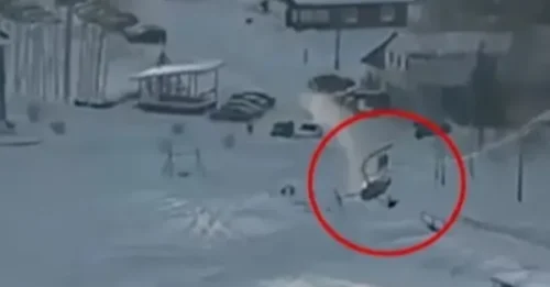 Horrible momento en el que un helicóptero se estrella tras enredarse con los cables del telesilla en una estación de esquí y mueren dos personas.