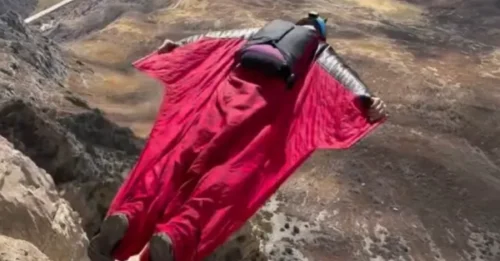 Un famoso piloto de traje aéreo murió tras lanzarse desde una icónica montaña de 300 metros y estrellarse contra las rocas junto a su horrorizada familia.