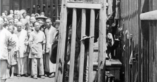 The Method of PUBLIC EXECUTION by the World’s Strangest CANGUE: The Chilling and Little-Known Mechanism of the Cangue – Asia’s Slow-Motion Public Execution Tool That Shocked Entire Communities 7
