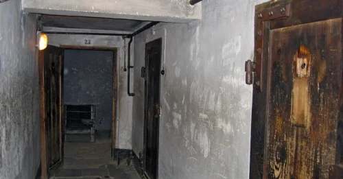How SS Soldiers Executed Prisoners with “STANDING CELLS”: Locked Inside an Upright Coffin With No Room to Move – The Infamous “Stehbunker,” One of the Most DISTURBING and SINISTER Designs of the Holocaust Era 7