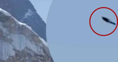 Photograph of a Mountaineer Allegedly Shows a Mysterious UFO Hovering Over Mount Everest – The Image That Sparked Intense Debate