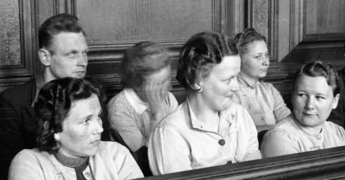 Why 5 FEMALE GUARDS of Stutthof Camp Were PUBLICLY HANGED Before 20,000 People: Giggling, Fixing Hair During Trial — and Crying, Begging Before the Gallows in a Chilling Moment of Post-War Justice 7