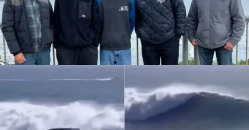 El dramático momento en el que una enorme ola se estrelló contra un barco y lo volcó, arrojando a una familia de seis personas al agua, fue captado en cámara.