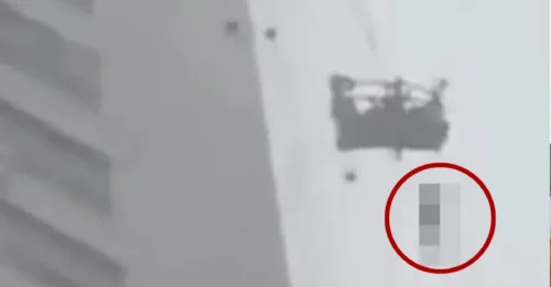 TERROR EN ALTA ESTATURA: Momento de terror: un limpiador de ventanas muere tras estrellarse contra un edificio durante una tormenta mientras su cuerpo cuelga a 26 pisos de altura.