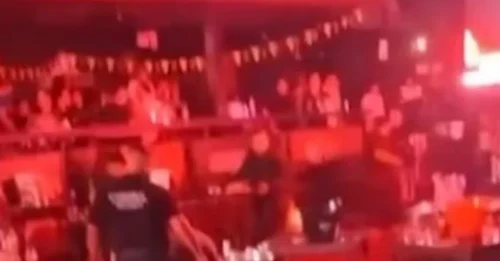 Una explosión de terror en una discoteca deja más de 30 heridos y varios adolescentes atrapados en la explosión.