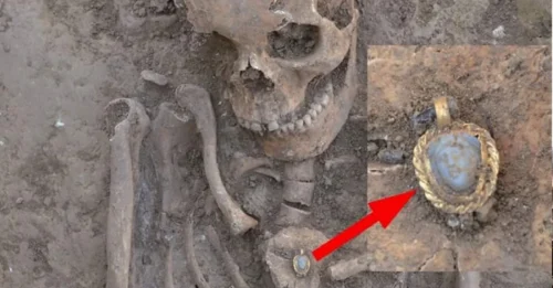 Hidden for Millennia: The Medusa Necklace That Guards a Roman Grave's Darkest Secret—and It's Priceless!
