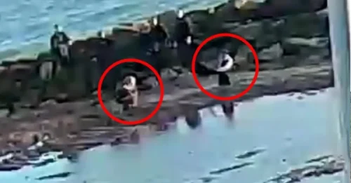 Momento en que una madre y su hija son rescatadas de arenas movedizas que les llegaban hasta la cintura mientras subía la marea en un complejo turístico costero.
