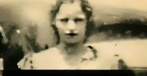 THE PHOTO of the Moment Bonnie and Clyde Were Riddled with Bullets STUNNED America: The Chilling, Rarely Seen Instant America’s Most Infamous Outlaws Took Their Last Breath — The Untold Details That Left the Nation in Shock 7