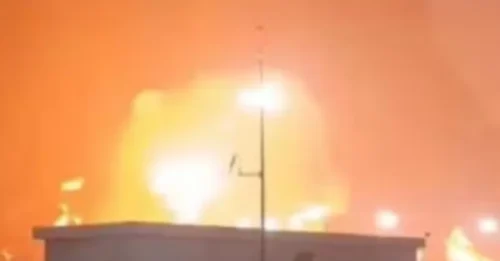 LLAMAS MORTALES! Momento aterrador: un enorme incendio arrasa una refinería de petróleo en México, dejando 5 muertos tras las lluvias torrenciales que provocaron un infierno mortal.