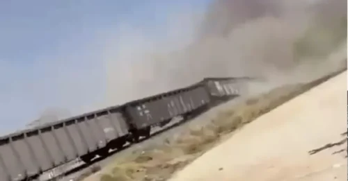 TRAGEDIA FERROVIARIA! Momento aterrador en que un tren descarrila y se estrella, dejando un muerto y siete heridos graves en un terrible accidente.