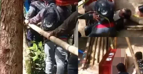 UNA VISTA HORRIBLE! Momento desgarrador en el que un ataúd cae a un arroyo y se abre tras el derrumbe de un puente, mientras los dolientes se apresuran a salvar el cuerpo.