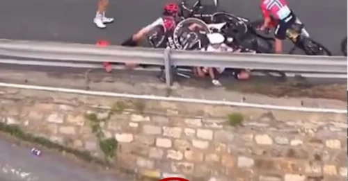 Una ciclista fue trasladada de urgencia al hospital tras sufrir un grave accidente en una carrera femenina, al caer de cabeza por encima de una barrera al borde de la carretera.