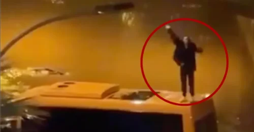 CAOS DE LA TORMENTA! Momento dramático: un turista británico se sube al techo de un minibús atrapado por la inundación y grita 