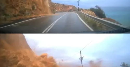 HORROR DEL BARRO! Momento aterrador: un repentino deslizamiento de tierra sepulta un coche en una carretera costera al caer enormes rocas de la ladera.